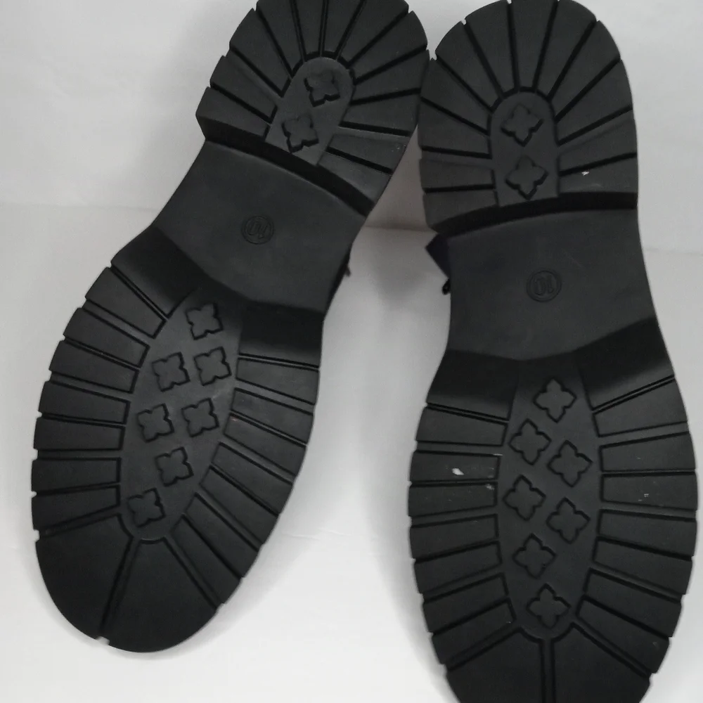 Women's Universal Thread, water repellent boot size 10 Black memory foam, .NWT